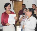 Eva Reyes recibe constancia que la acredita como diputada local electa del distrito 06