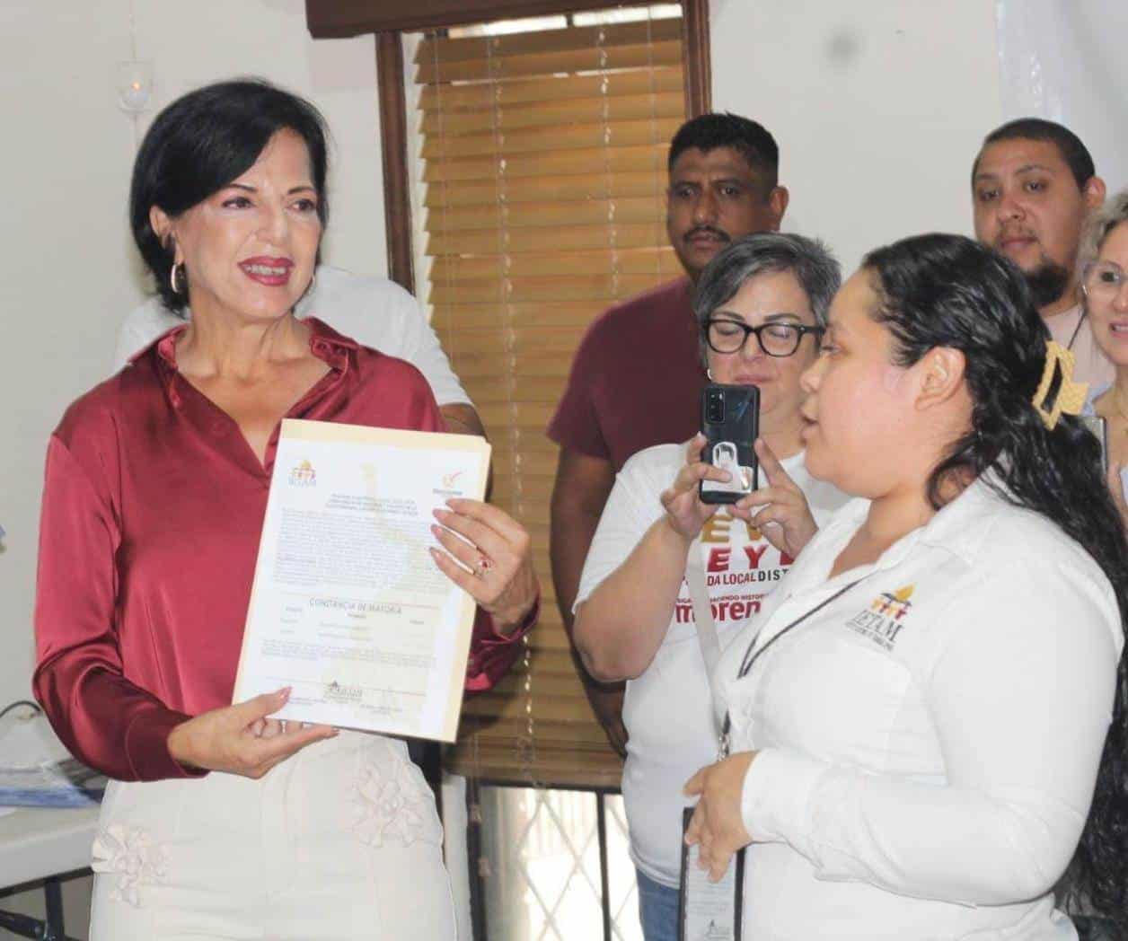 Eva Reyes recibe constancia que la acredita como diputada local electa del distrito 06 Eva Reyes recibe constancia que la acredita como diputada local electa del distrito 06