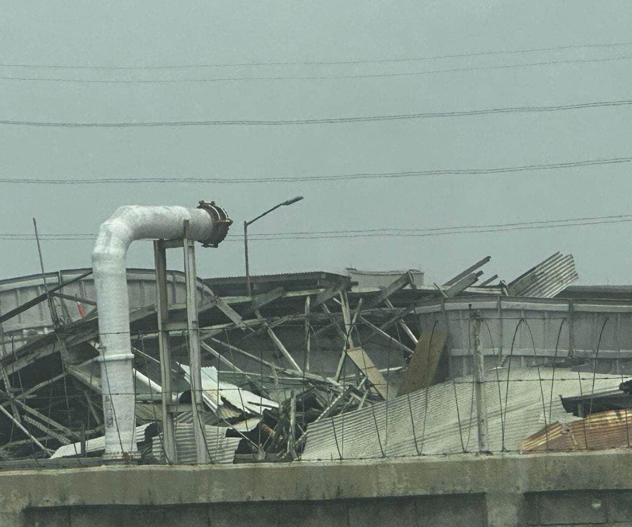 Colapsa un techo de planta Iberdrola