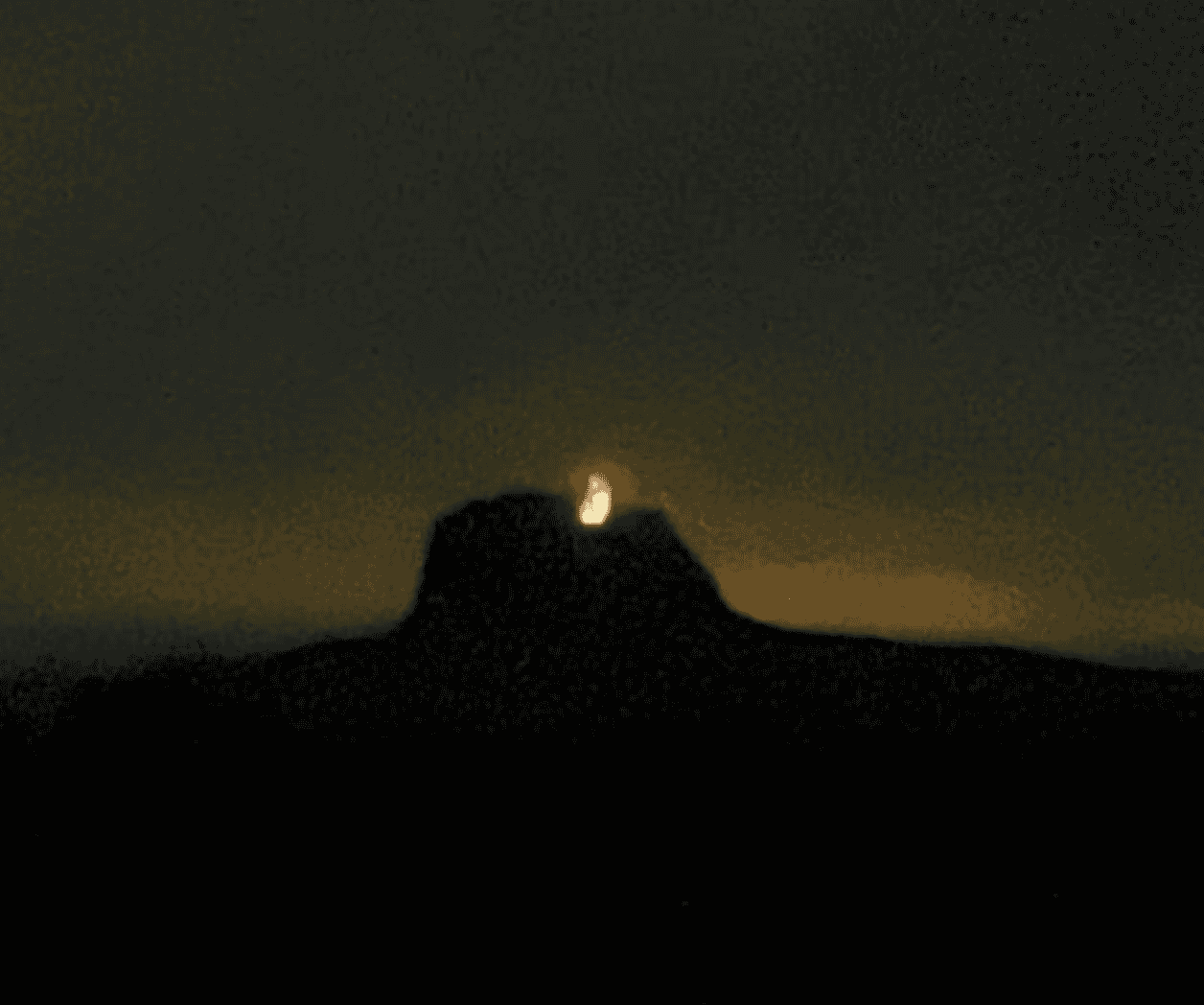 Reportan incendio en la cima del Cerro del Bernal