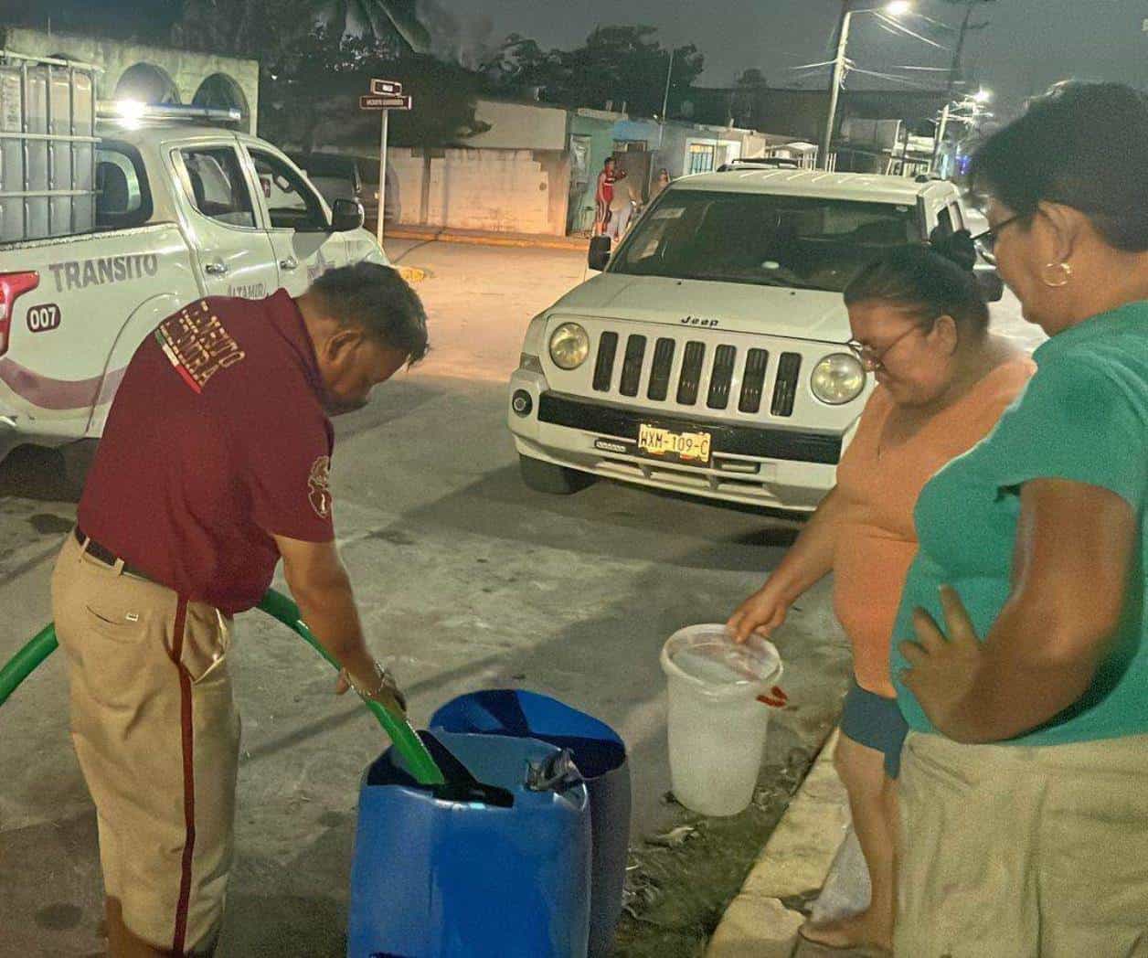 Reparten tránsitos agua en colonias