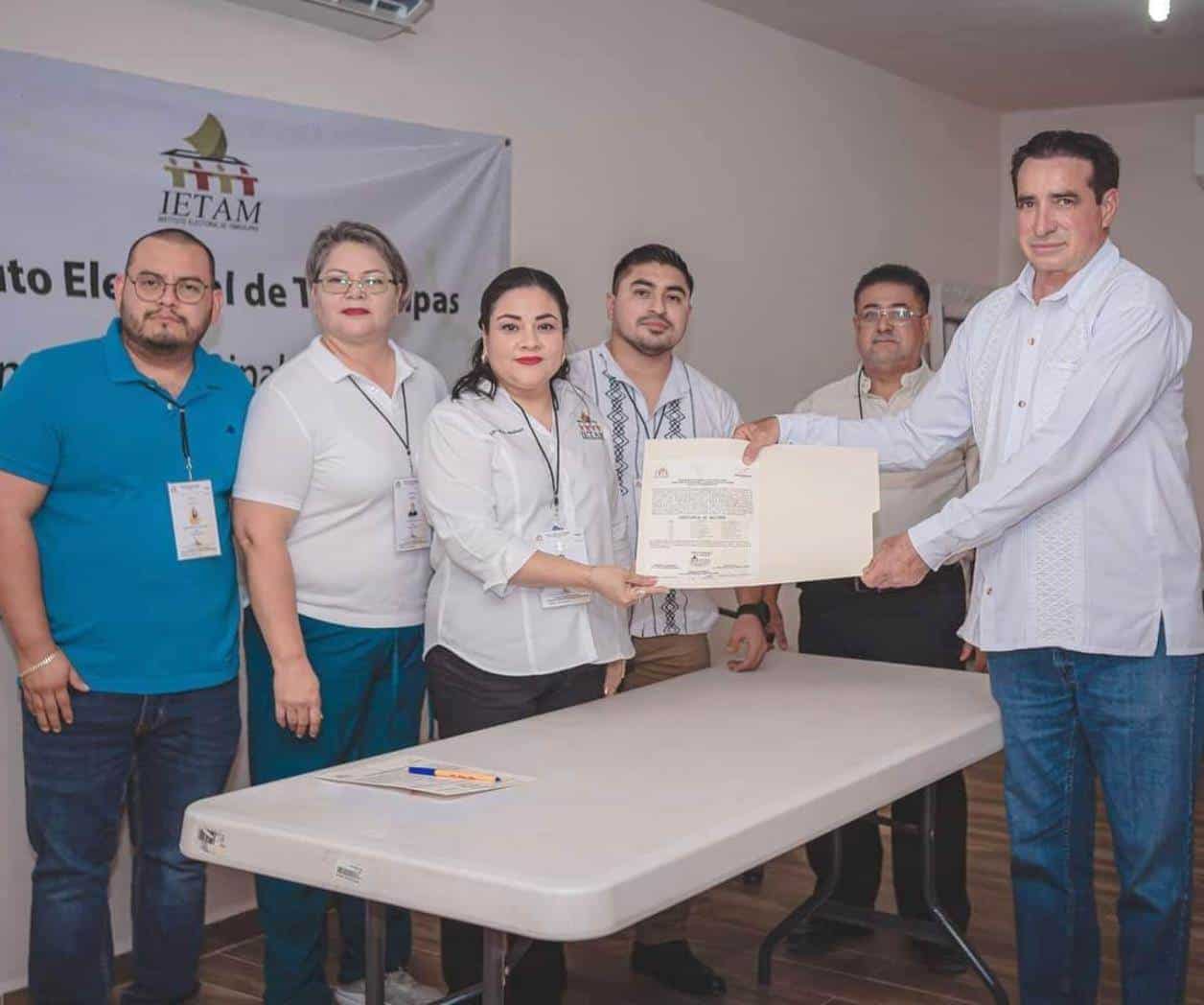 Alberto Alanís Recibe constancia como alcalde reelecto de Valle Hermoso