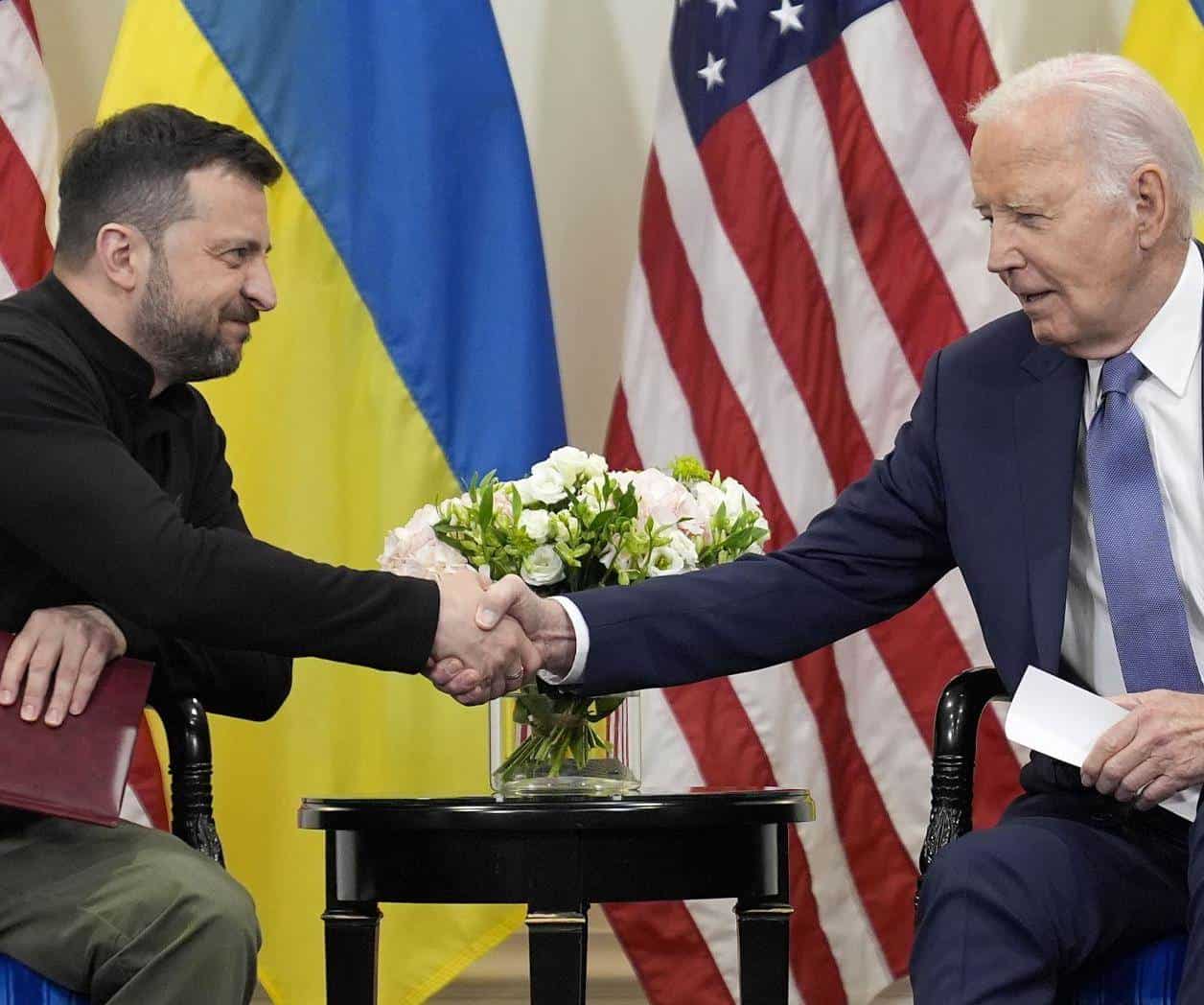 Biden se disculpa con Zelenskyy por demora en envío de armas