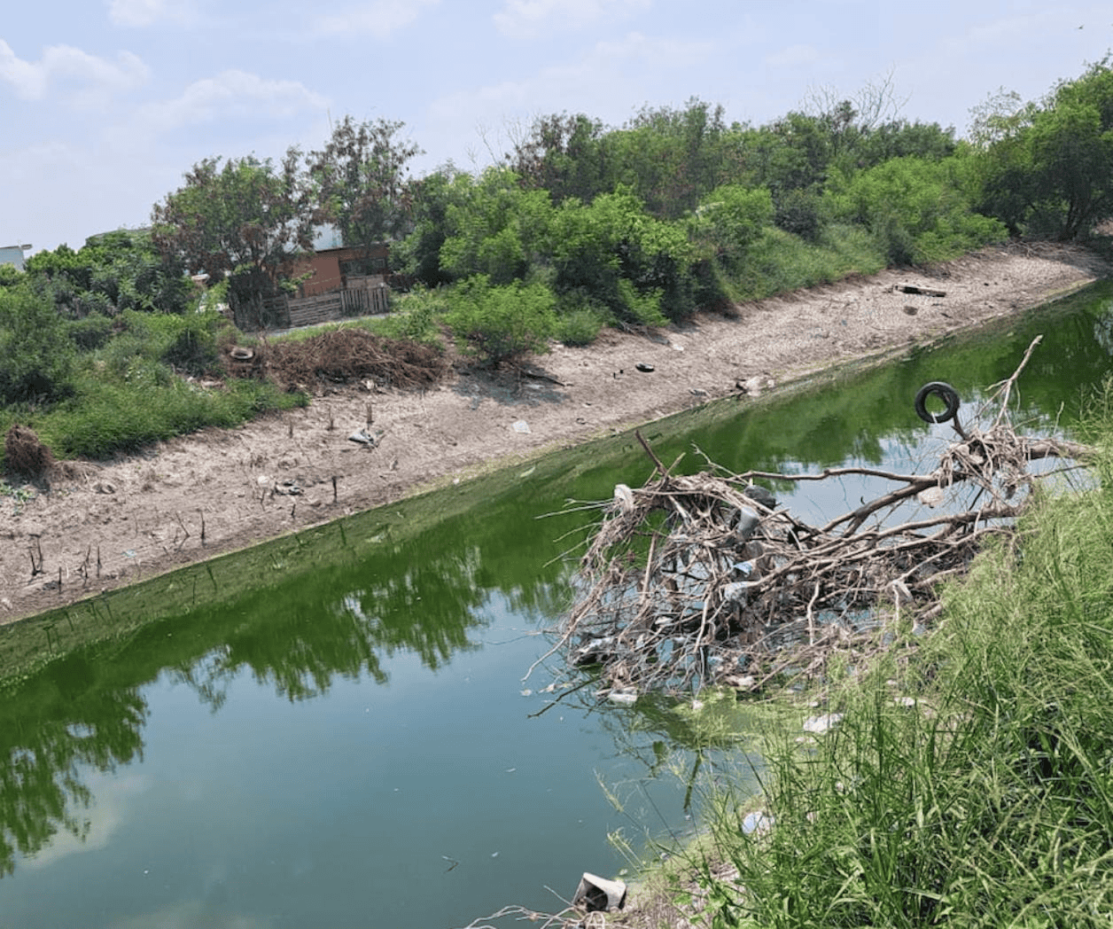 Filtraciones de agua del canal Rodhe afectan a la Secundaria Técnica 83