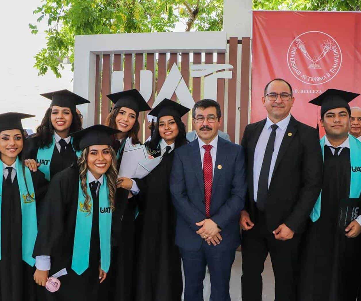 Realizan graduación ven el campus Mante