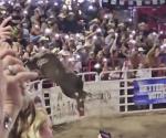 Un toro de rodeo salta la valla de arena de Oregon