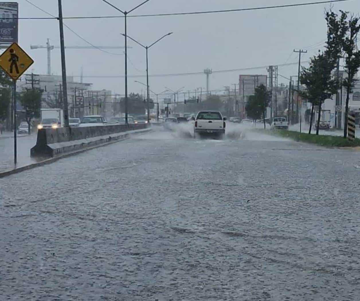 Cae aguacero en Monterrey y San Nicolás