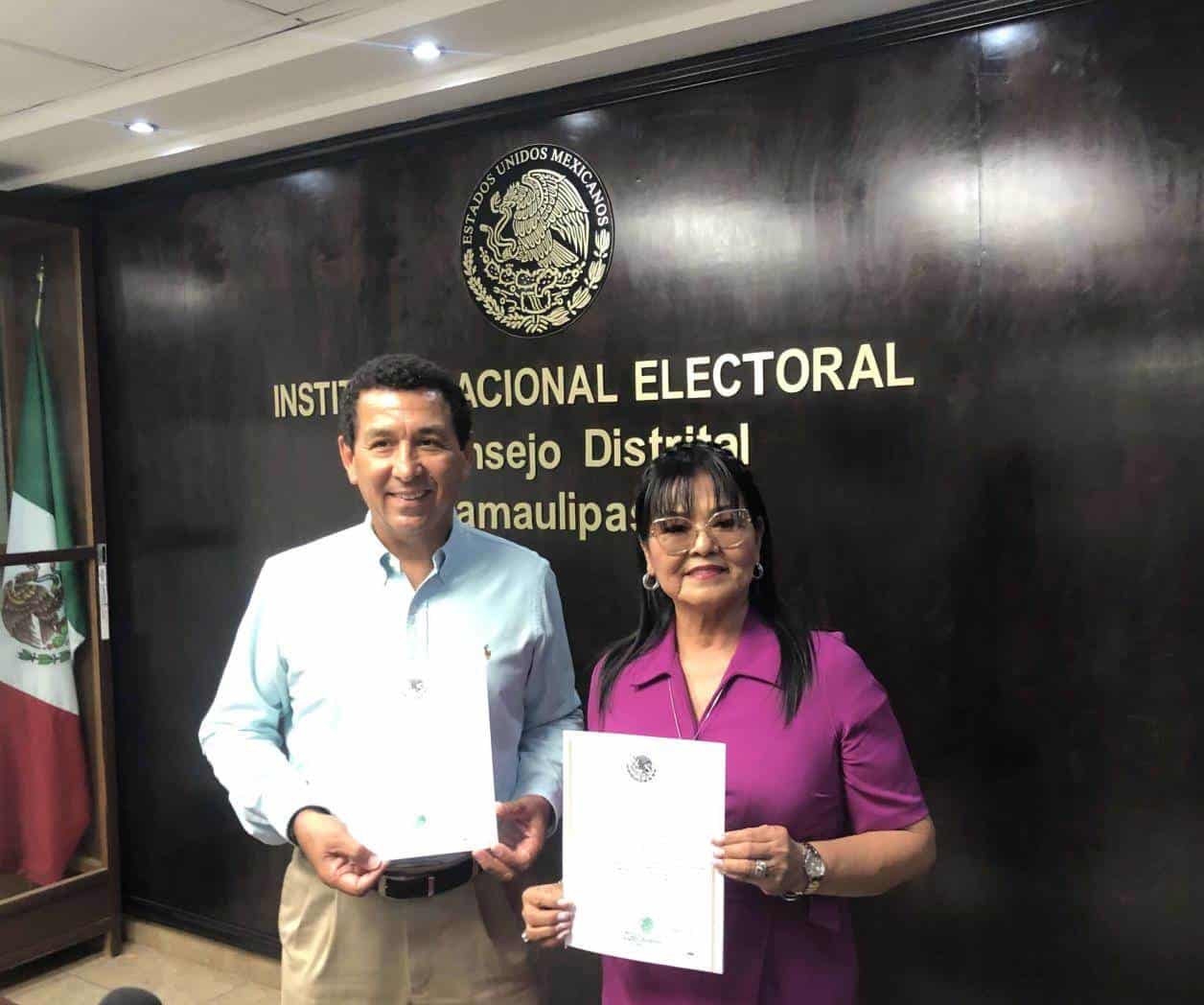 Entregan constancia a Mario López y a Genoveva Hi