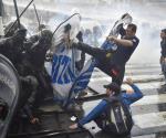 Policía argentina usa agua y gases lacrimógenos para dispersar a manifestantes antes de votación clave para Milei