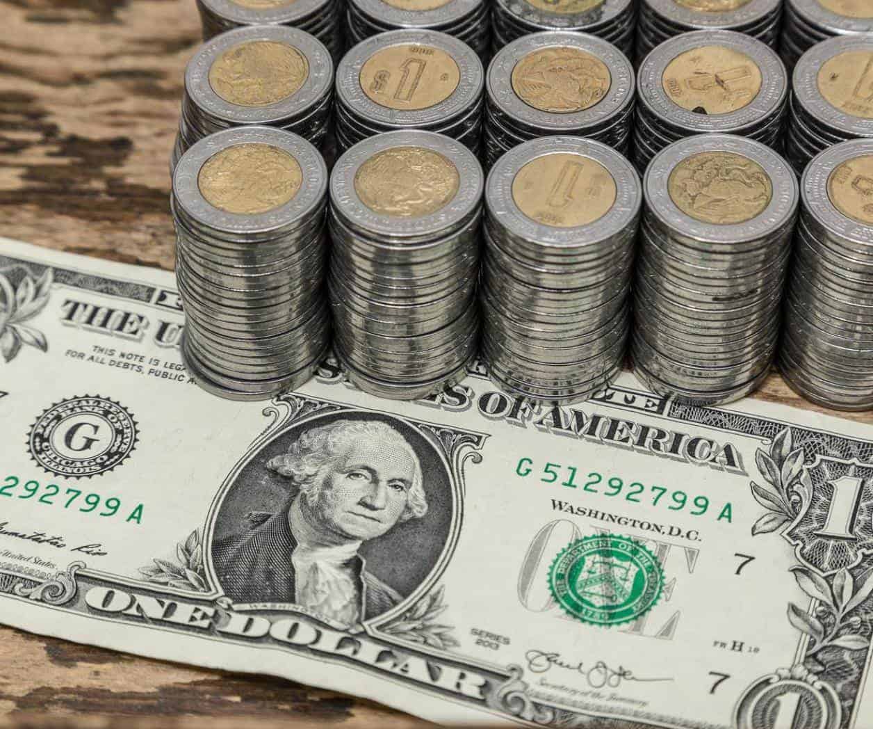 Cierra precio del dólar en 18.74 pesos