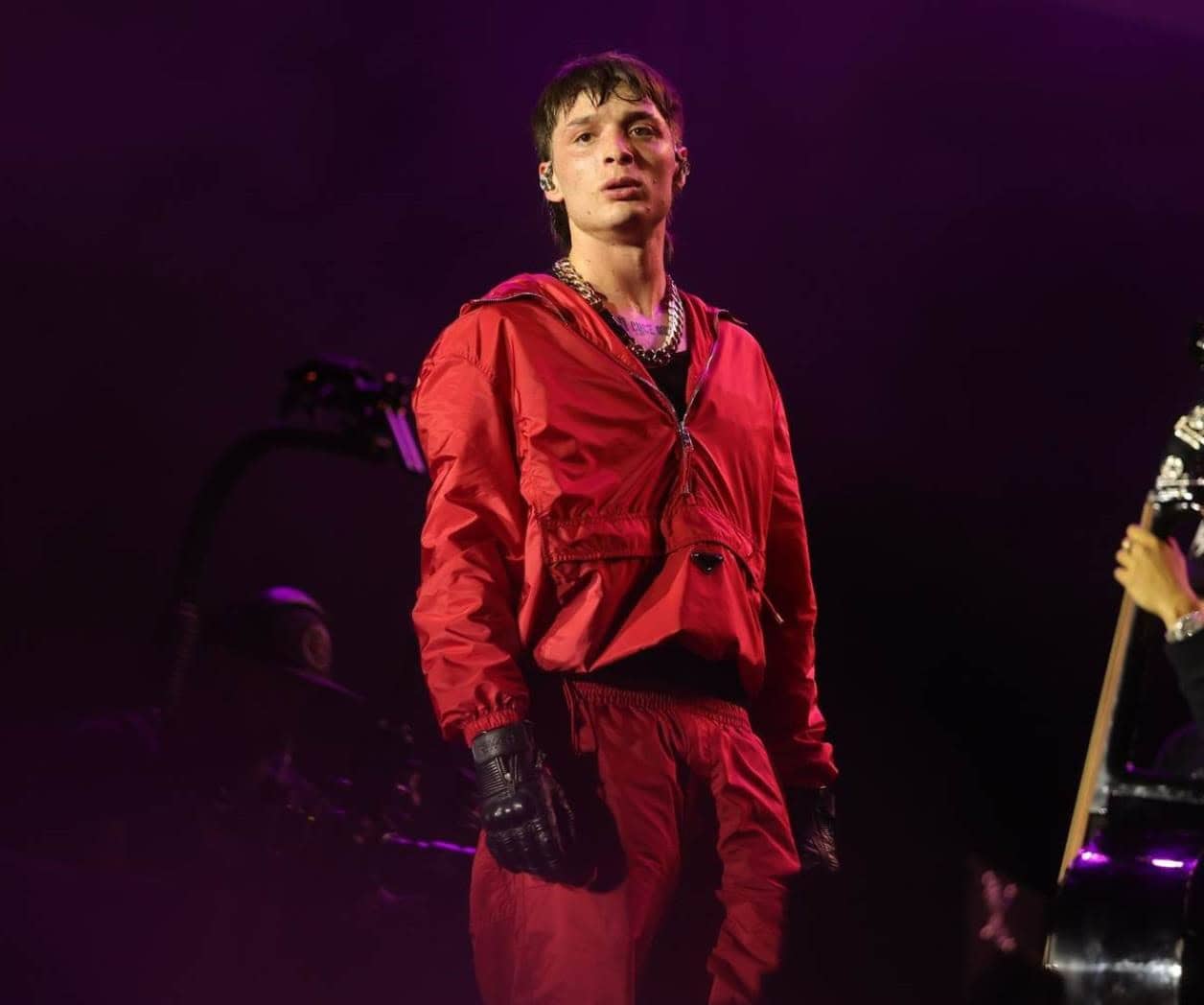 Peso Pluma se somete a cirugía por fractura tras baile Peso Pluma se somete a cirugía por fractura tras baile