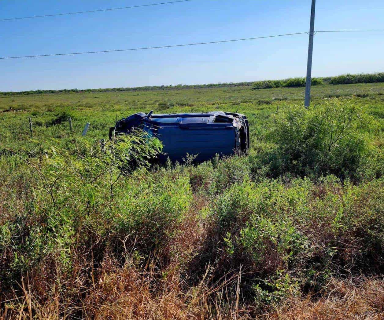 Sufre volcadura pareja asiática en Valle Hermoso Sufre volcadura pareja asiática en Valle Hermoso