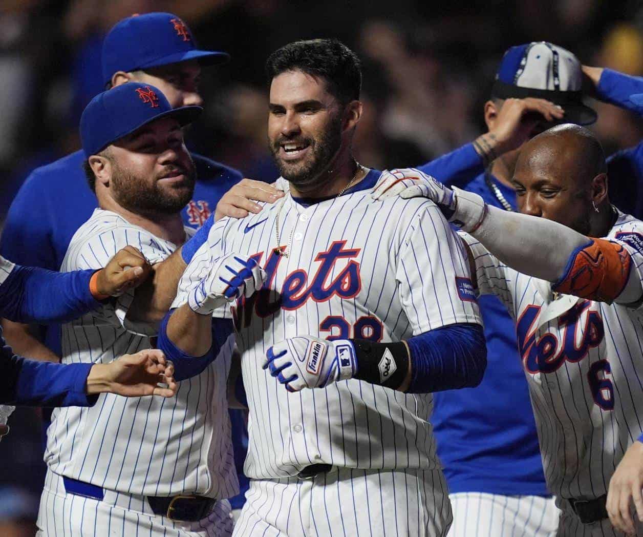 Martínez define con jonrón de 2 carreras en la 9na y Mets superan 3-2 a Marlins Martínez define con jonrón de 2 carreras en la 9na y Mets superan 3-2 a Marlins