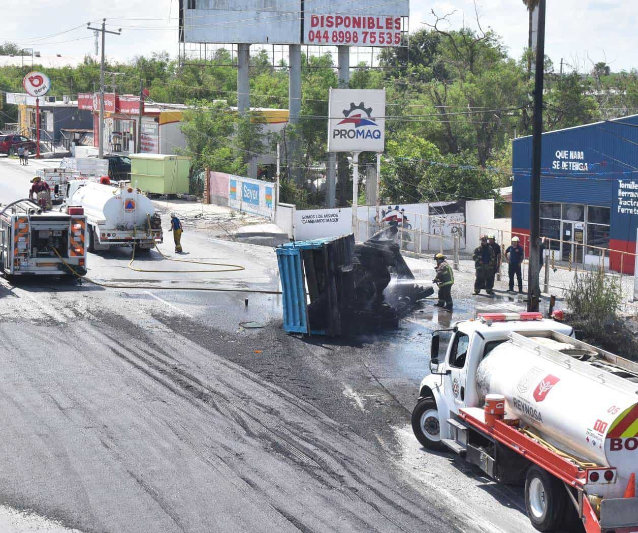Camión sufre volcadura en Libramiento Monterrey - Reynosa Camión sufre volcadura en Libramiento Monterrey - Reynosa