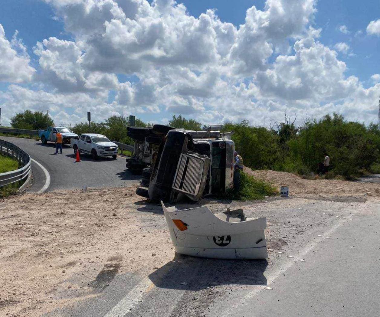 Le gana el peso a trailer y vuelca en Ejido Palo Blanco