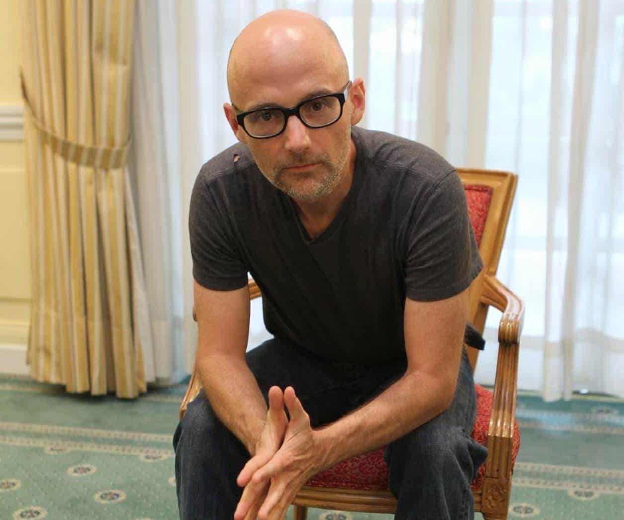 Cantante Moby abraza a corazones