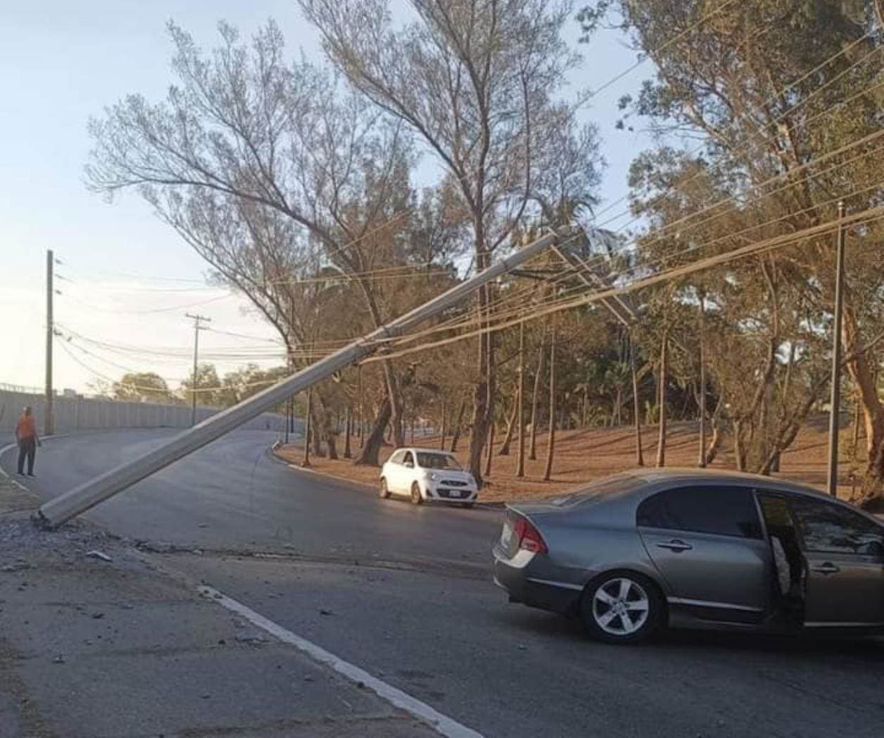 Tumba poste de CFE a toda velocidad