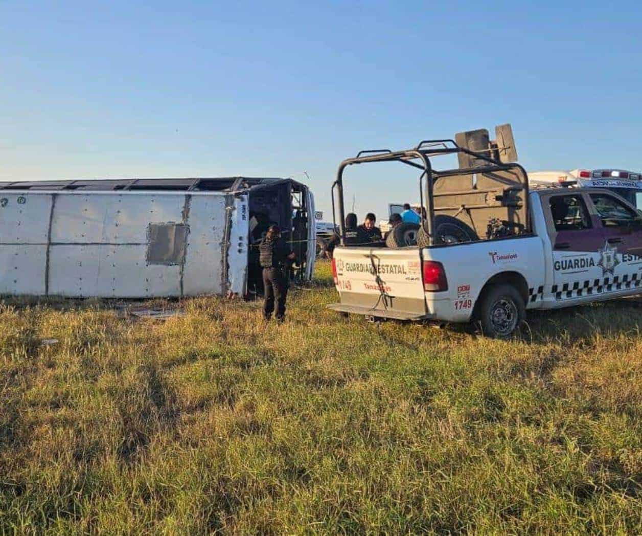 Vuelca microbús en Reynosa; reportan fallecido