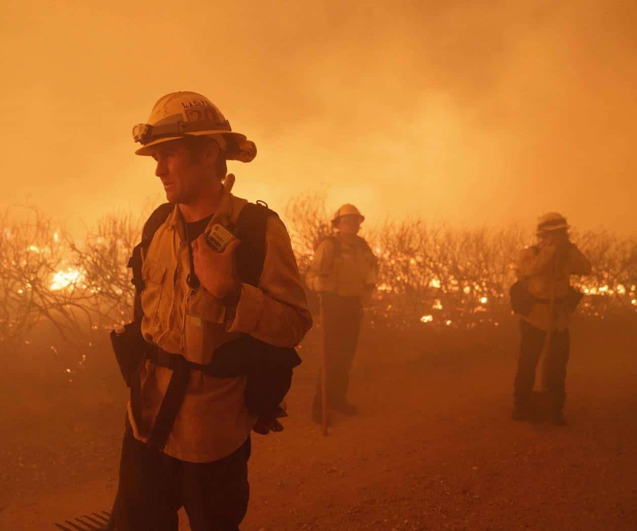 Desalojan a más de 2 mil por gran incendio Desalojan a más de 2 mil por gran incendio