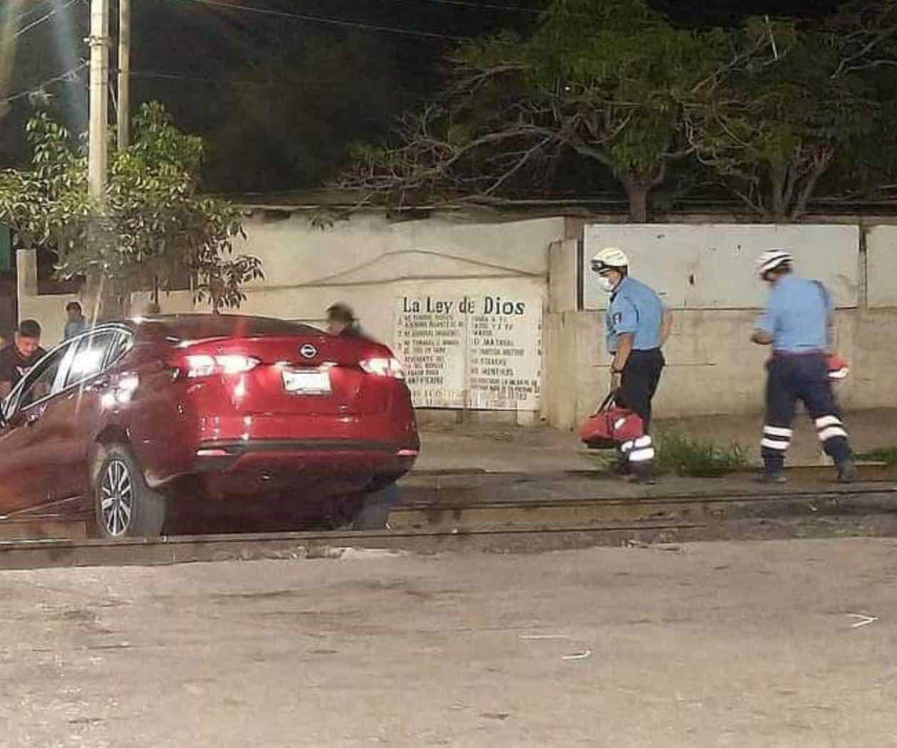 Resultan lesionados al caer a vías del tren