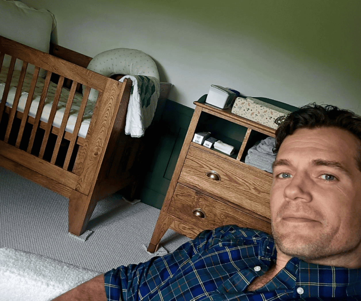 Emocionado, Henry Cavill presume la cuna de su bebé Emocionado, Henry Cavill presume la cuna de su bebé