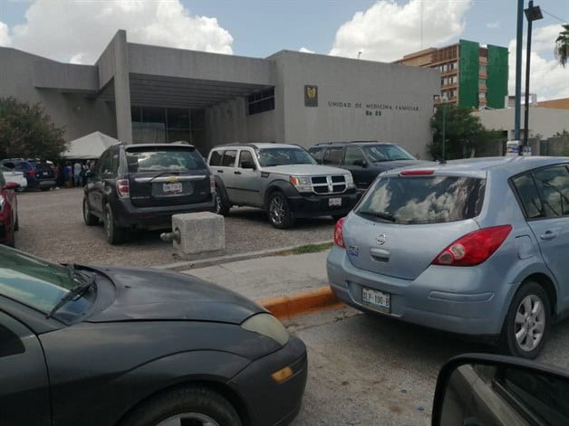 Retraso en remodelación de estacionamiento del IMSS genera caos y molestias