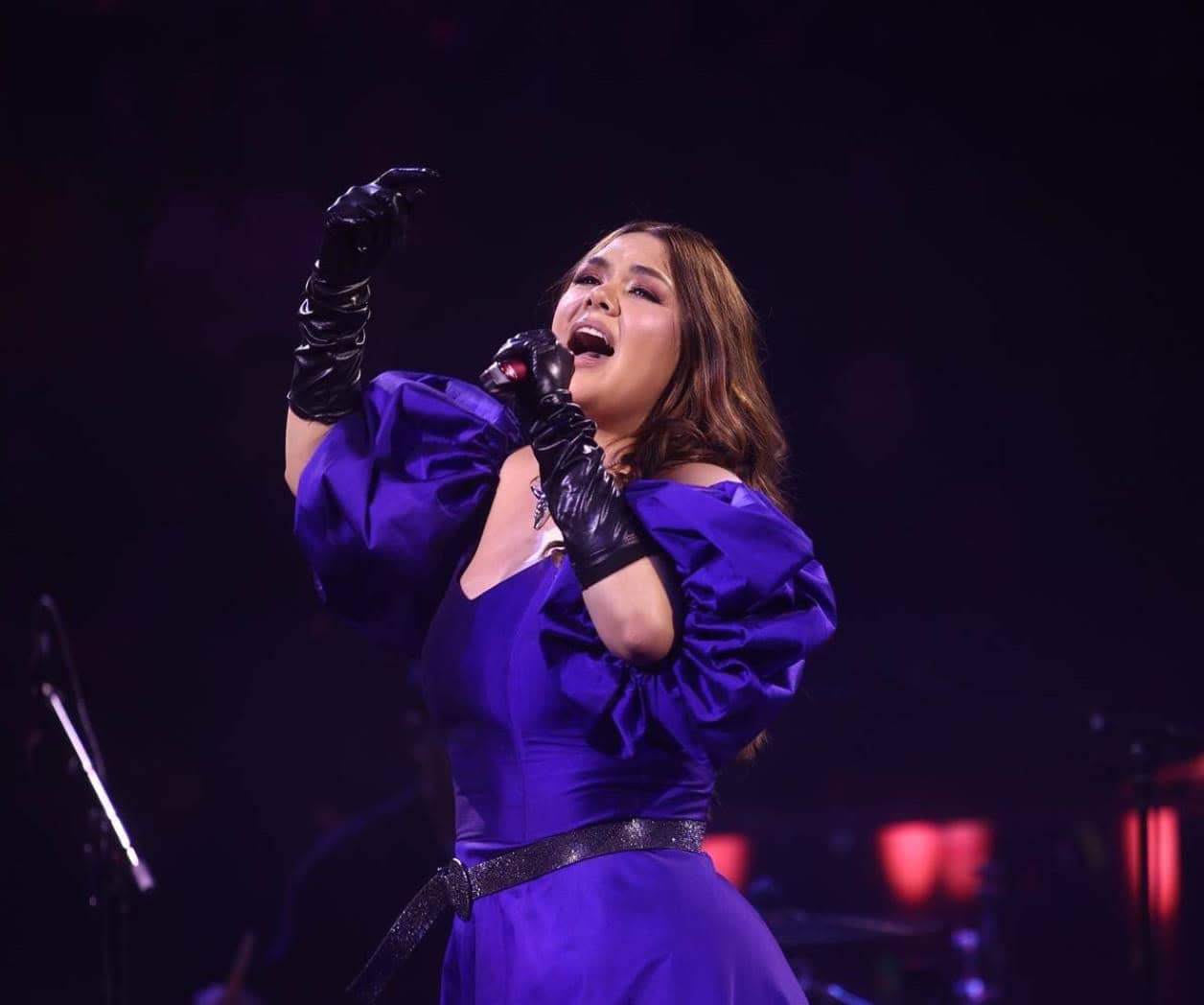 Yuridia le dice a su esposo de embarazo en pleno show