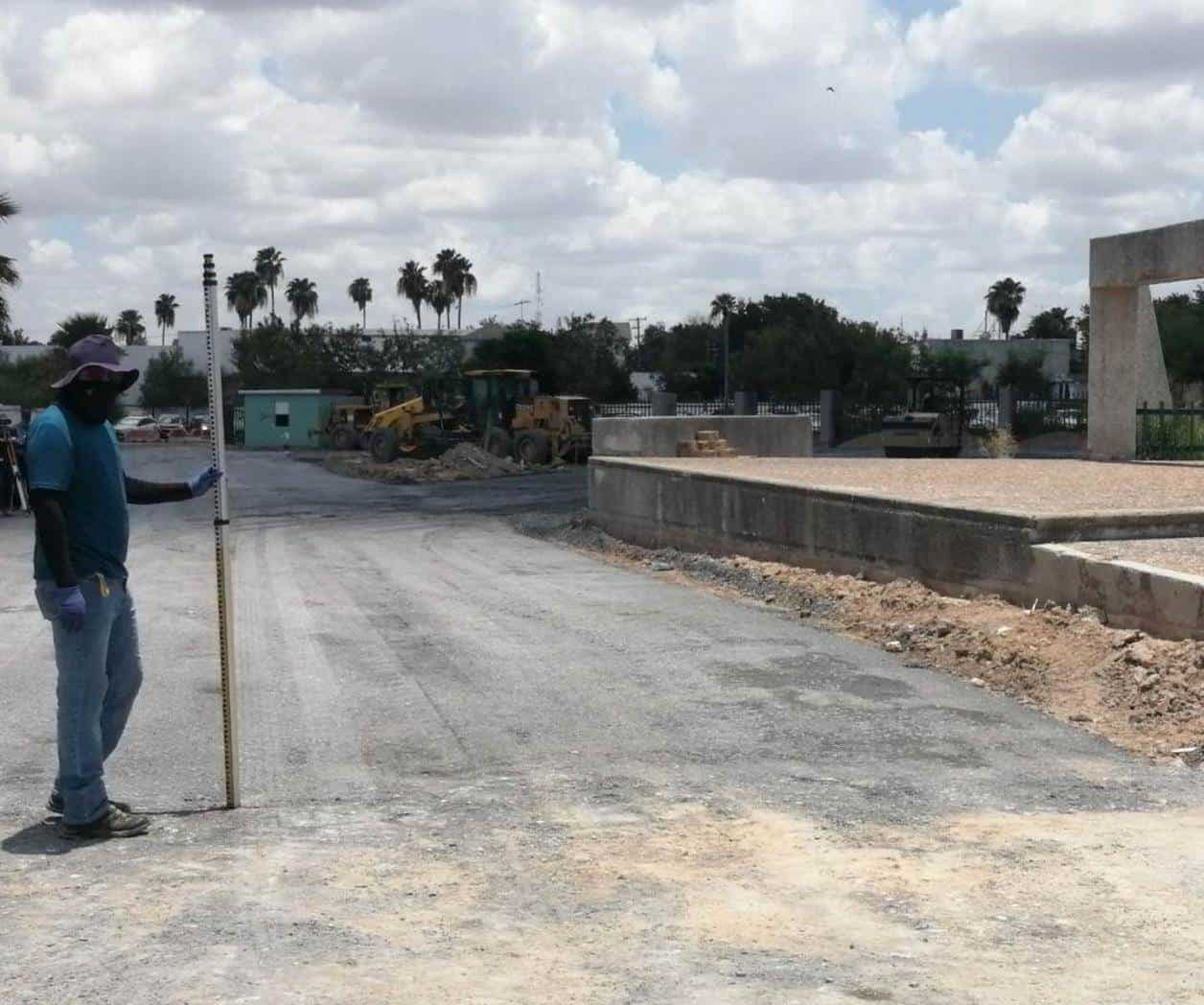 Retraso en remodelación de estacionamiento del IMSS genera caos y molestias