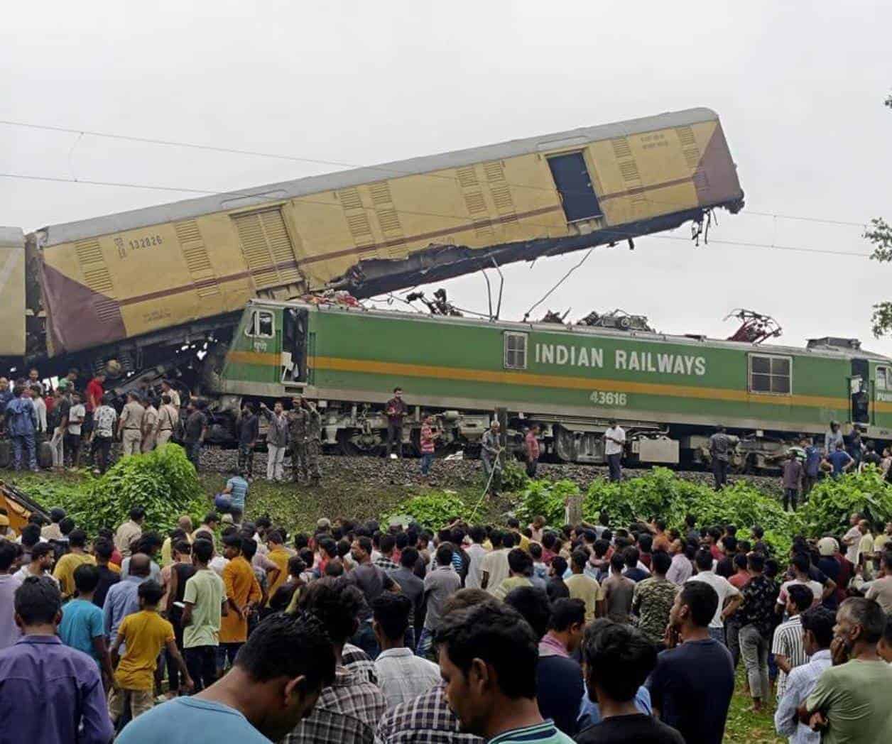 Al menos 9 muertos en choque de trenes en este de India