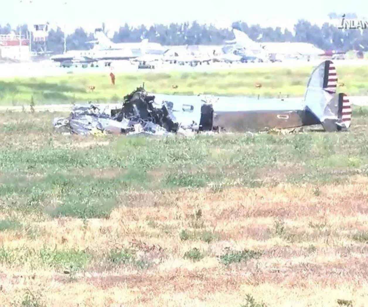 Choca avión antiguo en evento del Día del Padre; arroja dos fallecidos