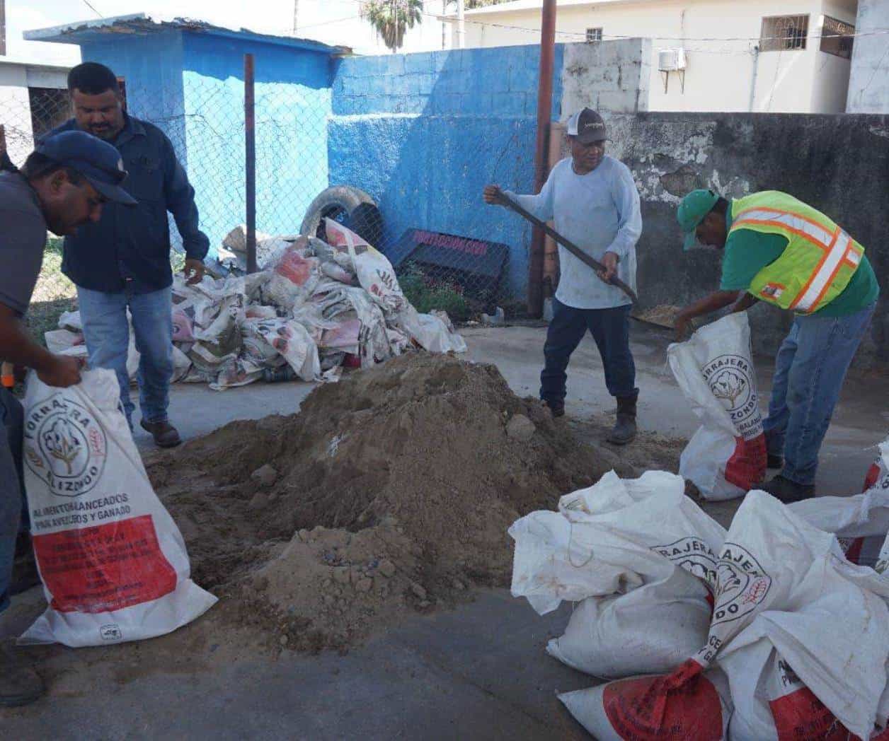 Con costales previenen las inundaciones