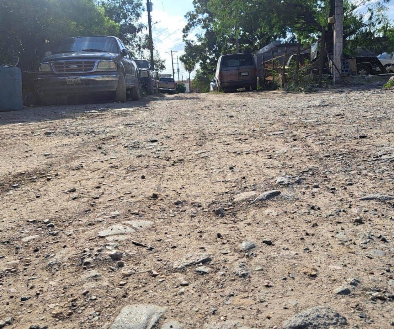 Exigen vecinos pavimentación en Ampliación Lázaro Cárdenas