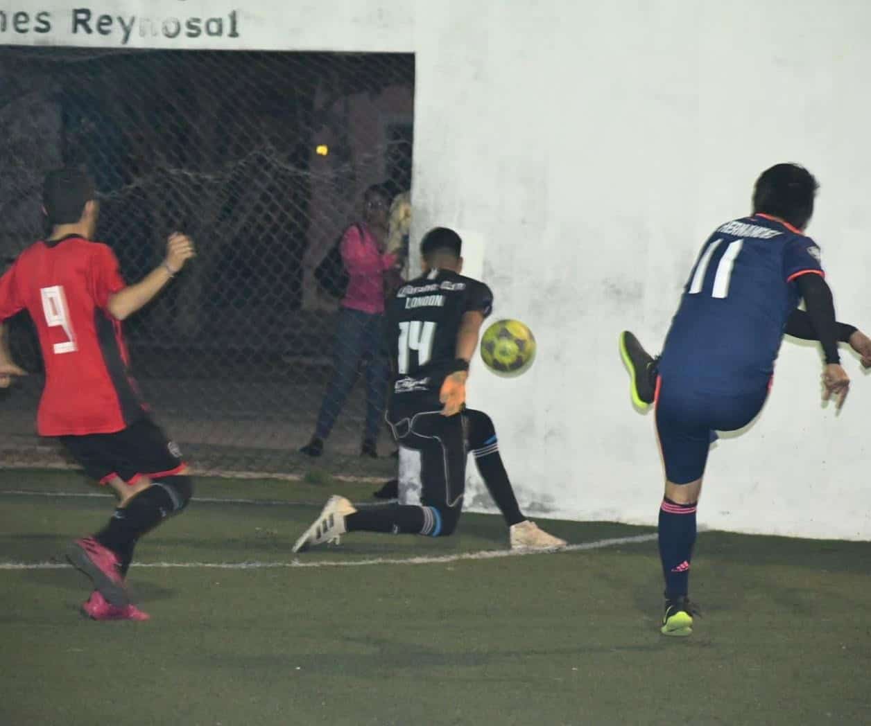 Mantienen paso perfecto Vicky, Thermoply y Yaya Mantienen paso perfecto Vicky, Thermoply y Yaya