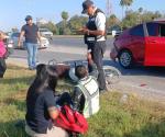 Impacta motocicleta contra un automóvil