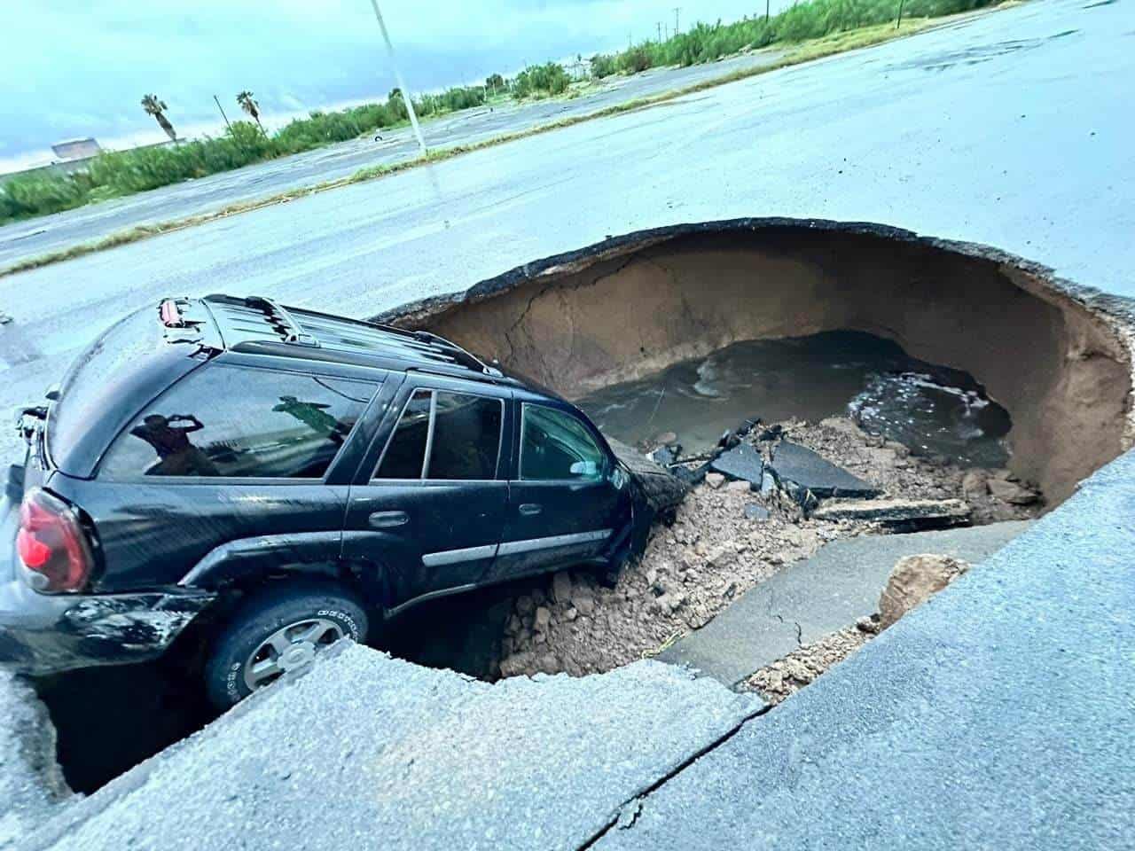 Adulto mayor cae en enorme socavón en Nuevo Laredo Adulto mayor cae en enorme socavón en Nuevo Laredo