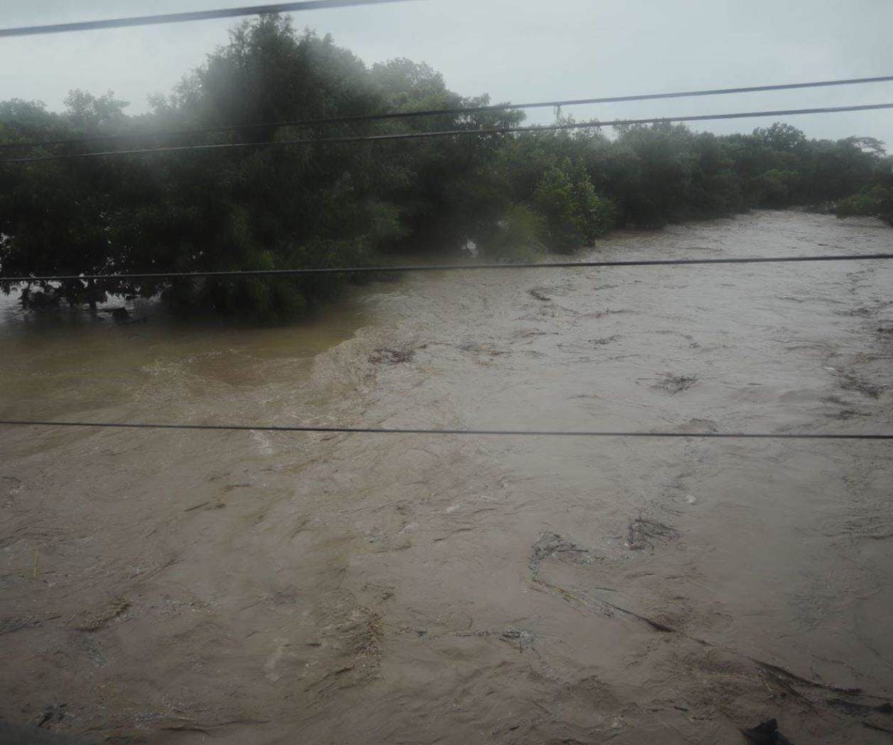 Se desborda Río Pablillo en Linares