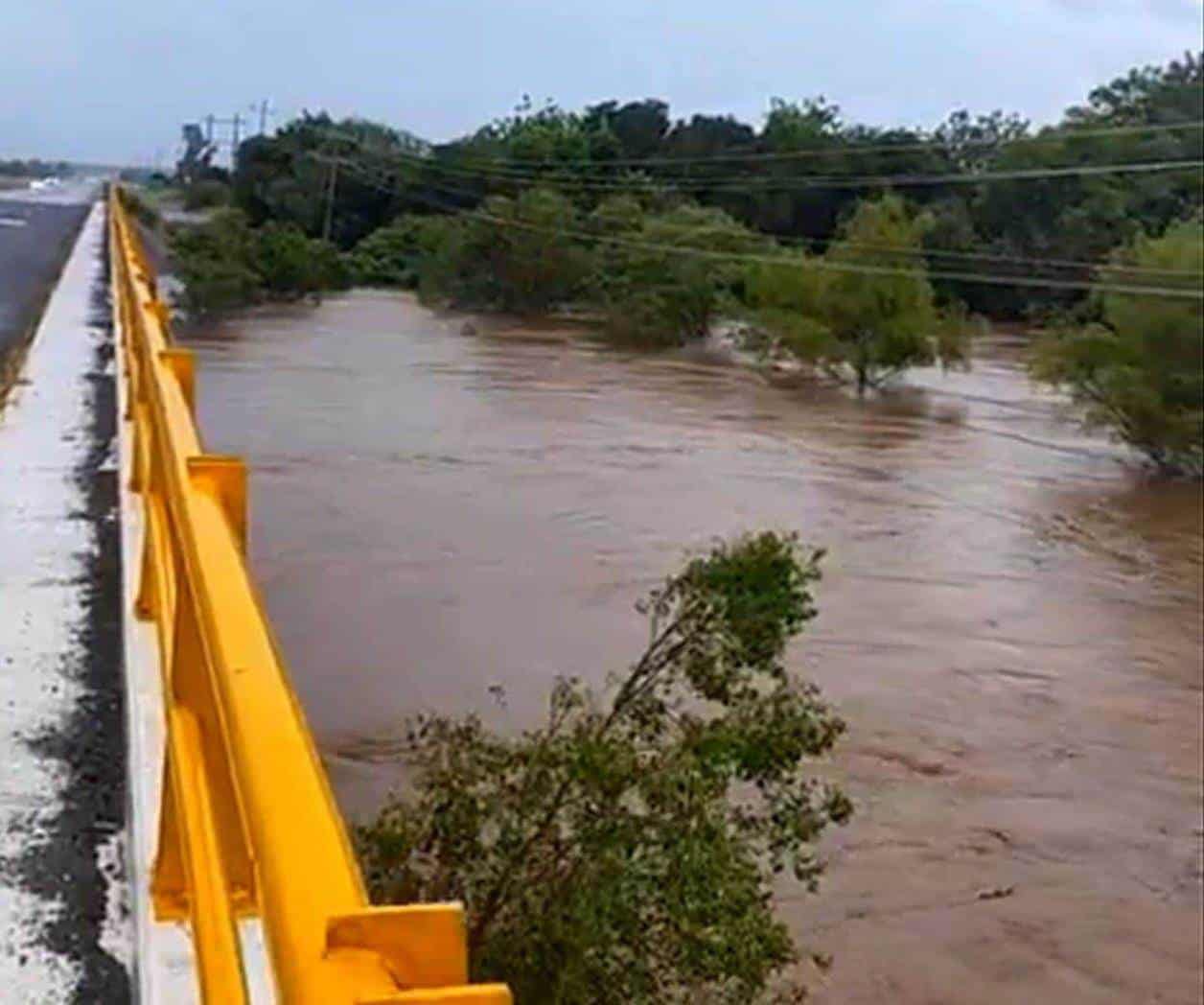 Evacúan familias por desbordamiento de río corona en Güémez