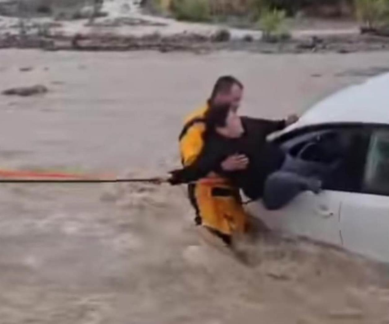 Atrapan corrientes a camión y auto en Ramos Arizpe