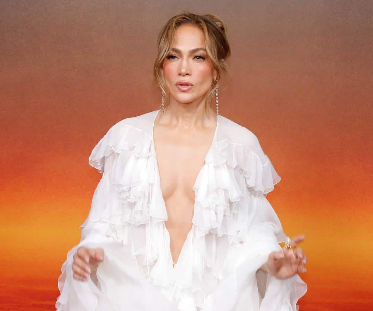 Presume J.Lo su sensualidad en un lujoso barco en Italia