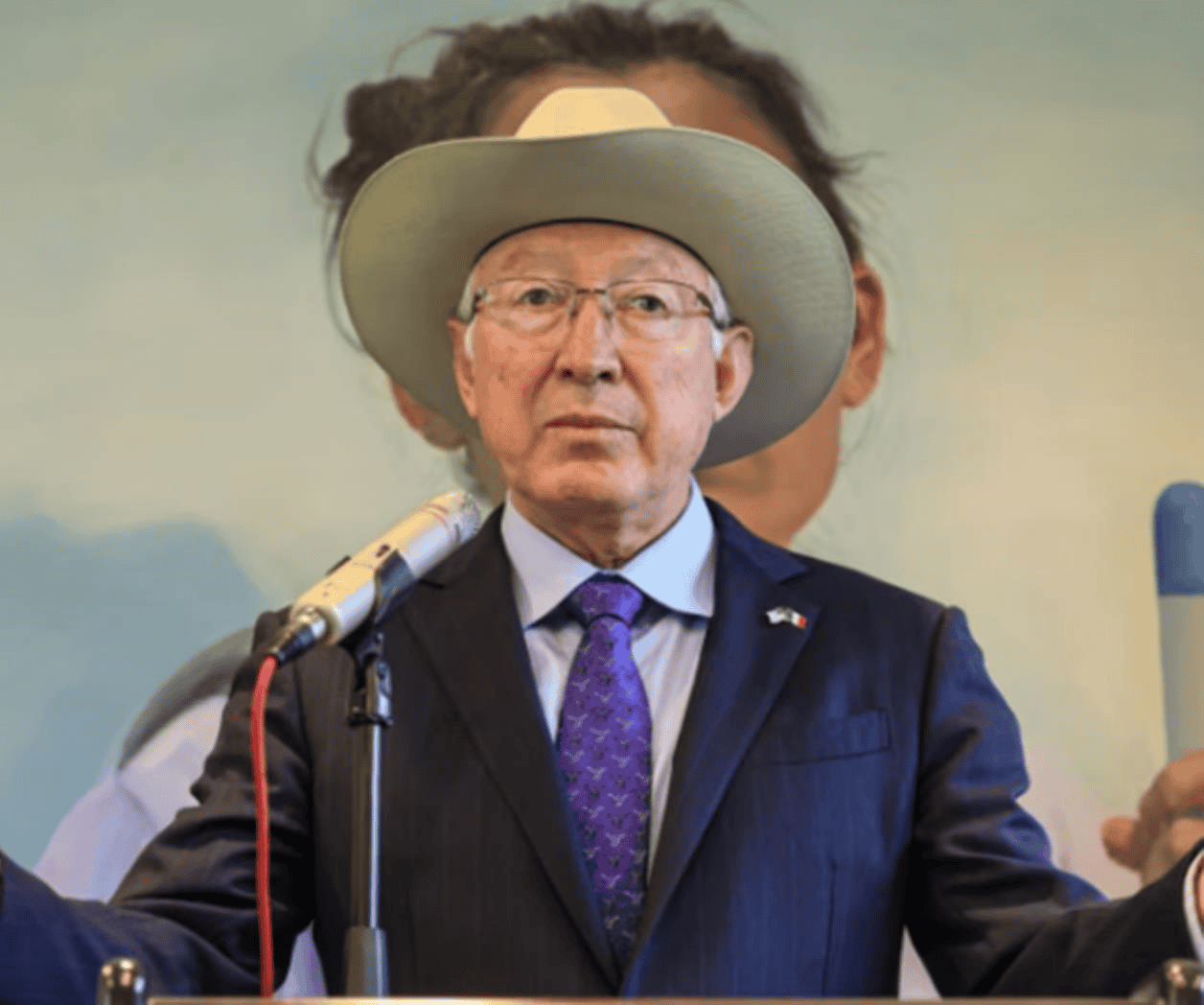 Ken Salazar anuncia regreso de empleados a empacadoras, tras agresiones en Michoacán por inspección de aguacates Ken Salazar anuncia regreso de empleados a empacadoras, tras agresiones en Michoacán por inspección de aguacates