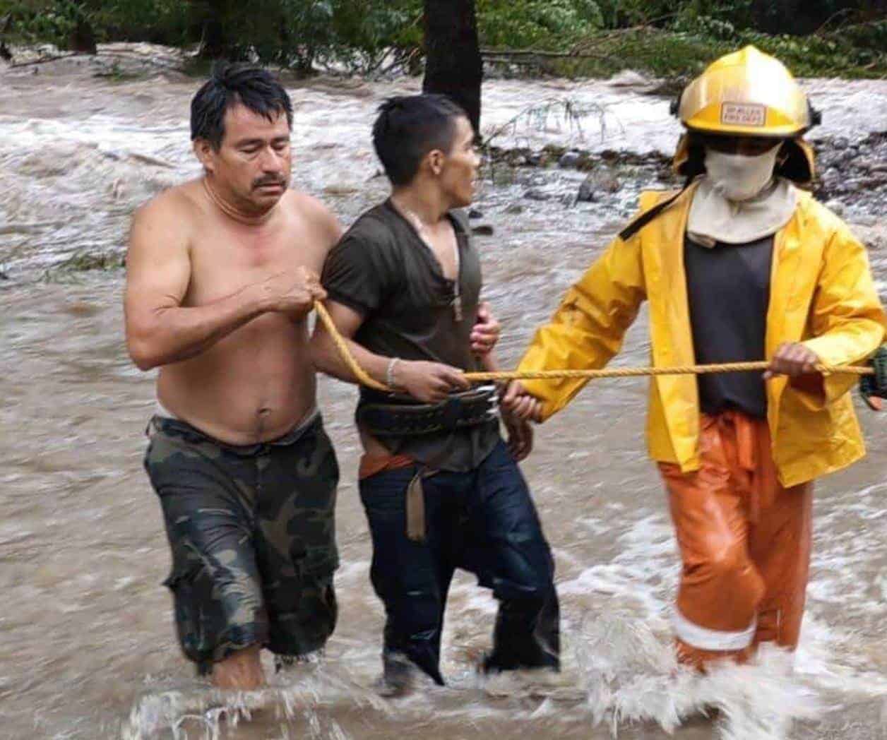 Rescatan a joven atrapado en corriente de río en Ciudad Victoria