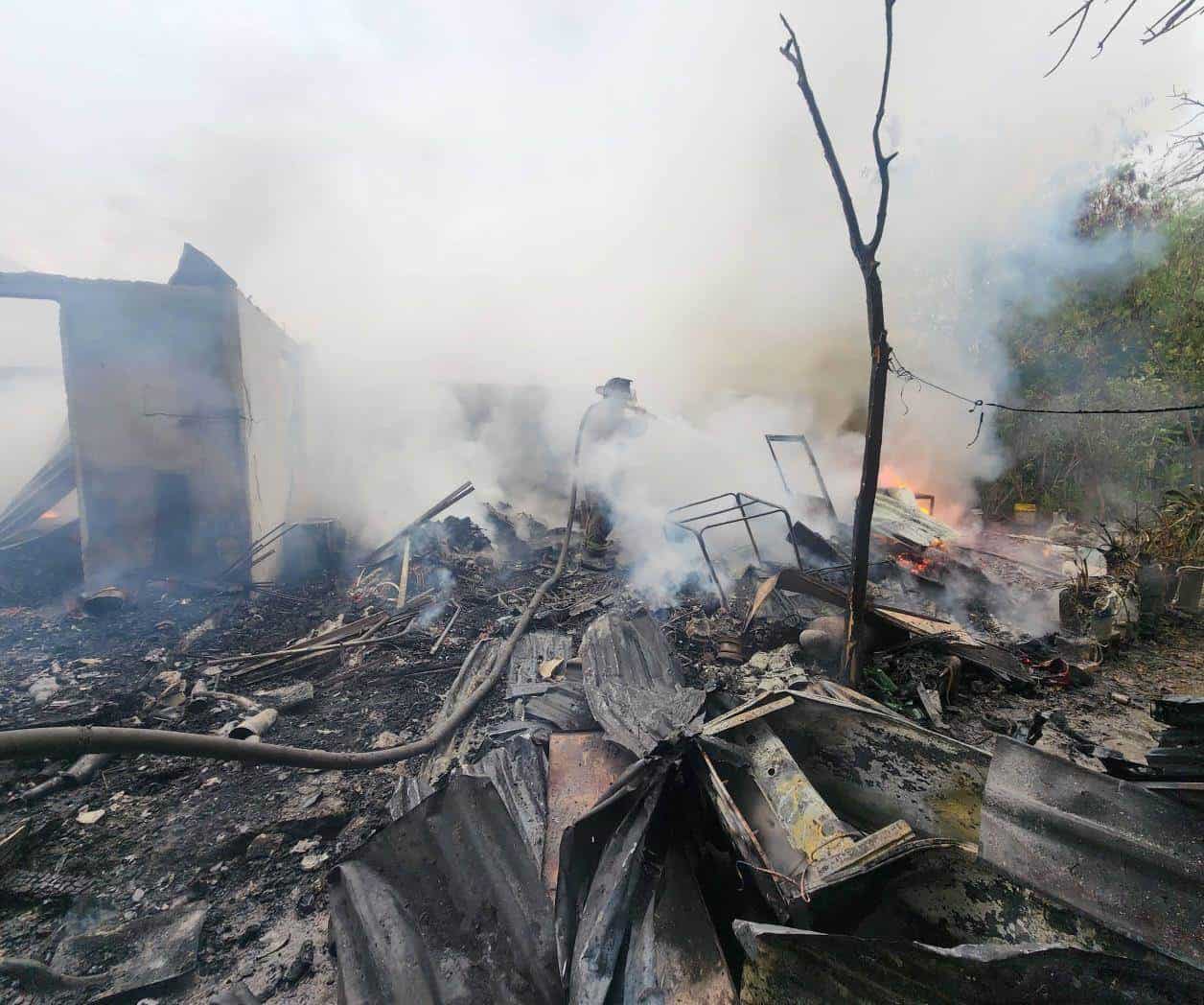 Consume fuego dos viviendas por cortocircuito en la calle Consume fuego dos viviendas por cortocircuito en la calle