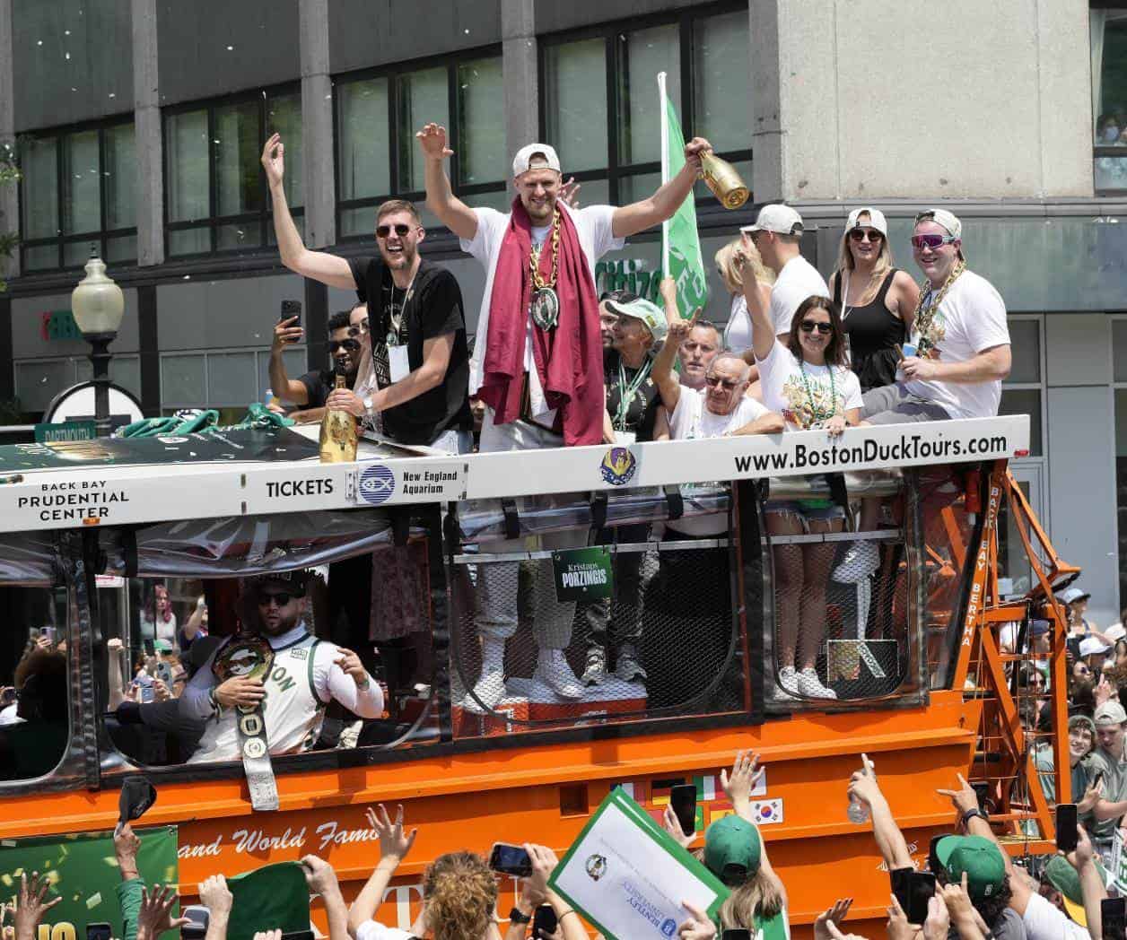 Desfilan Celtics por Boston