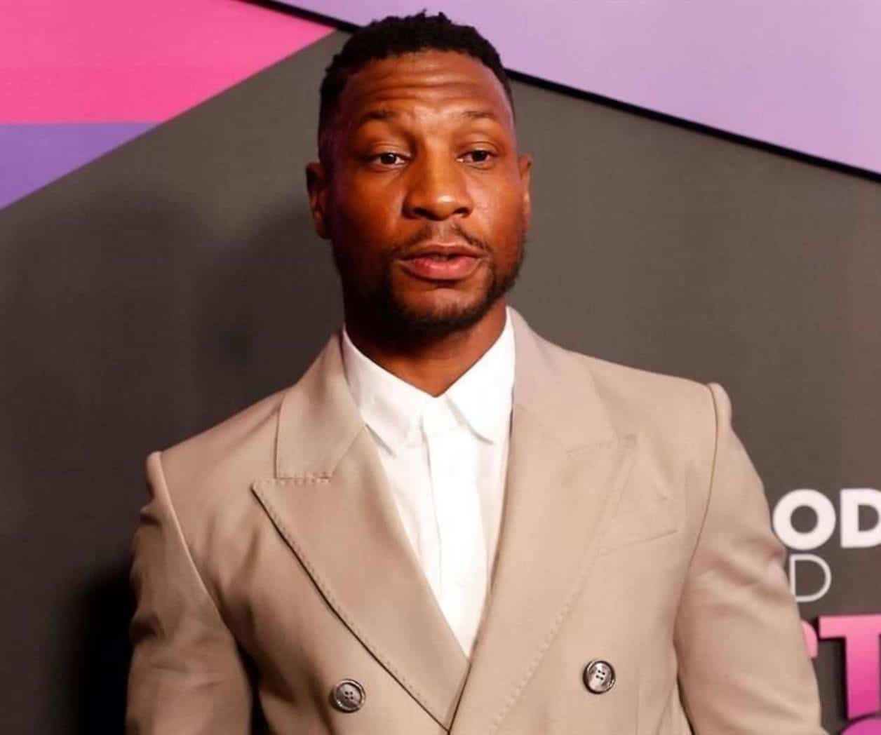 Jonathan Majors llora y reconoce defectos en premiación Jonathan Majors llora y reconoce defectos en premiación