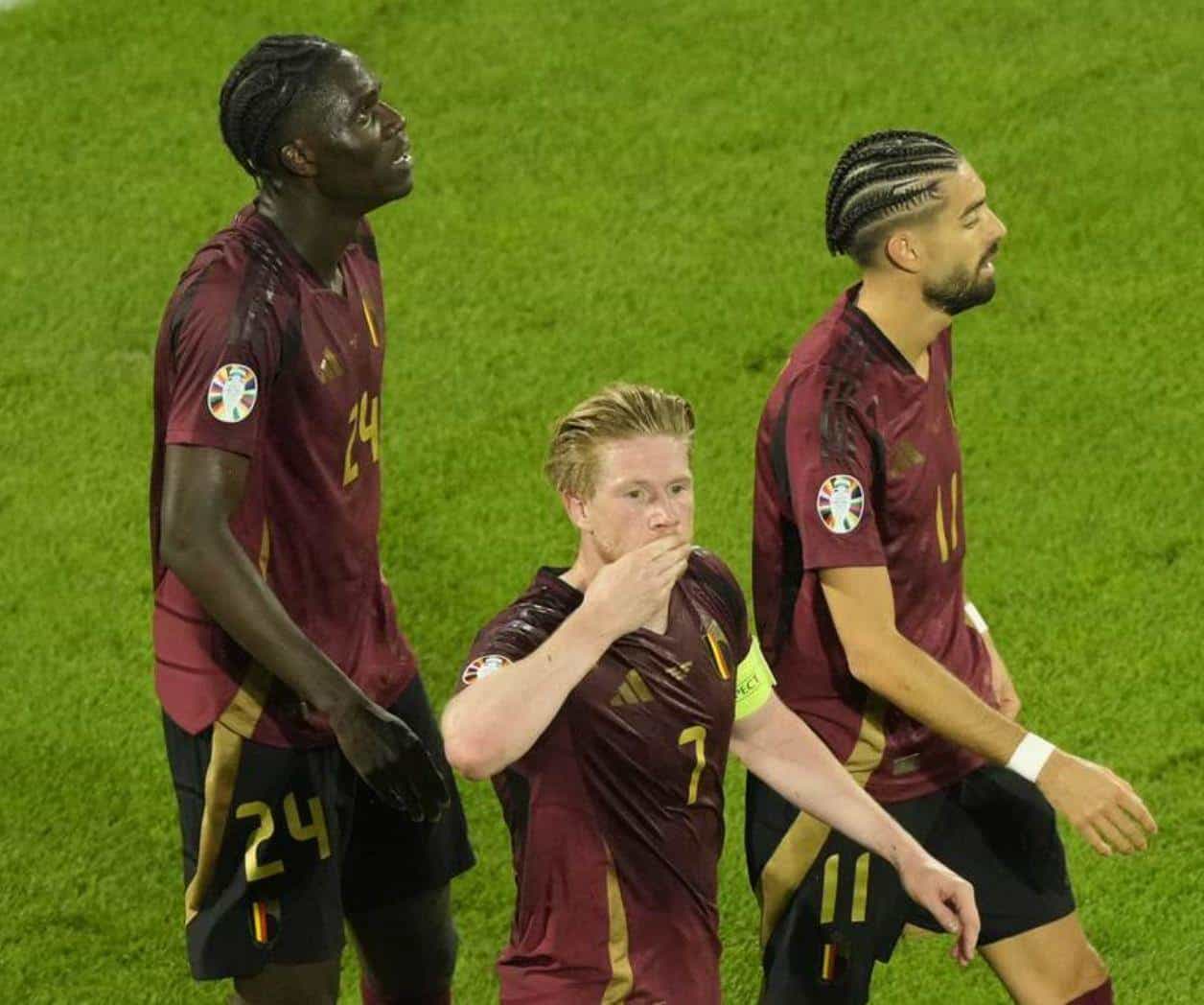 Bélgica se mete a la pelea: vence 2-0 a Rumania