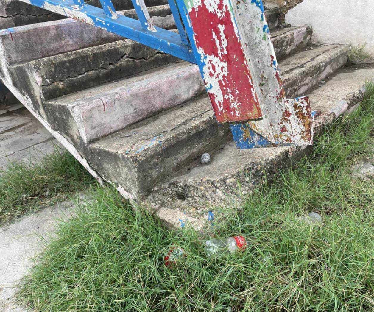 Piden mantenimiento a barandal de puente en calle Emilio Portes Gil Piden mantenimiento a barandal de puente en calle Emilio Portes Gil