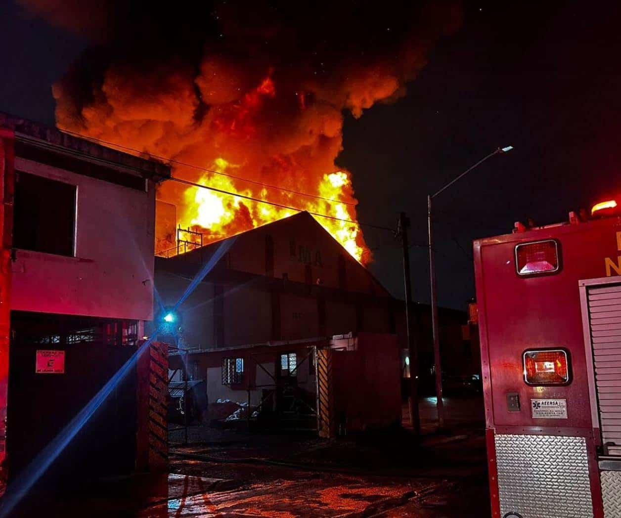 Empresa se incendia en Colonia Bella Vista de Monterrey