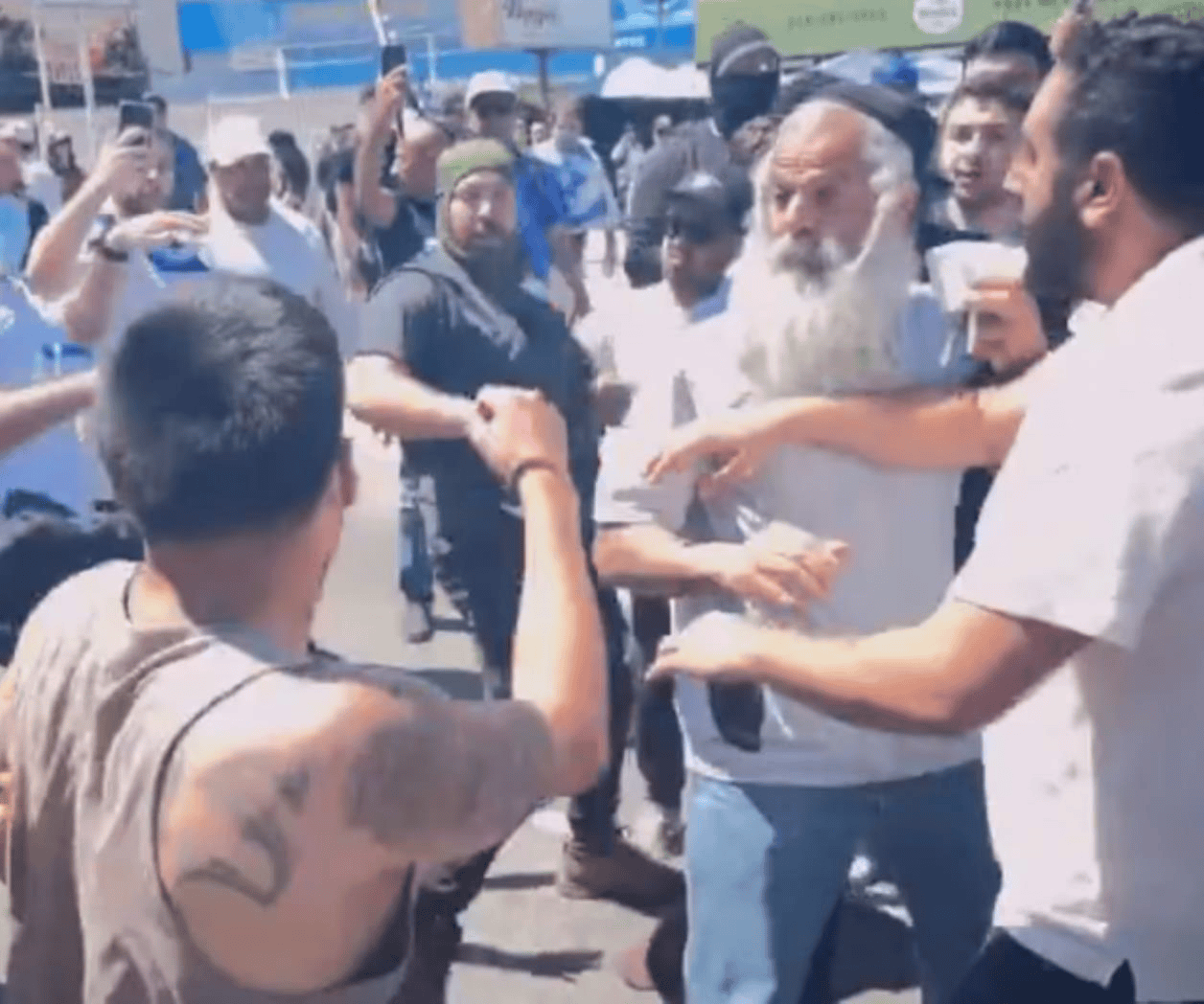 Manifestantes propalestinos y judíos se enfrentan en EU