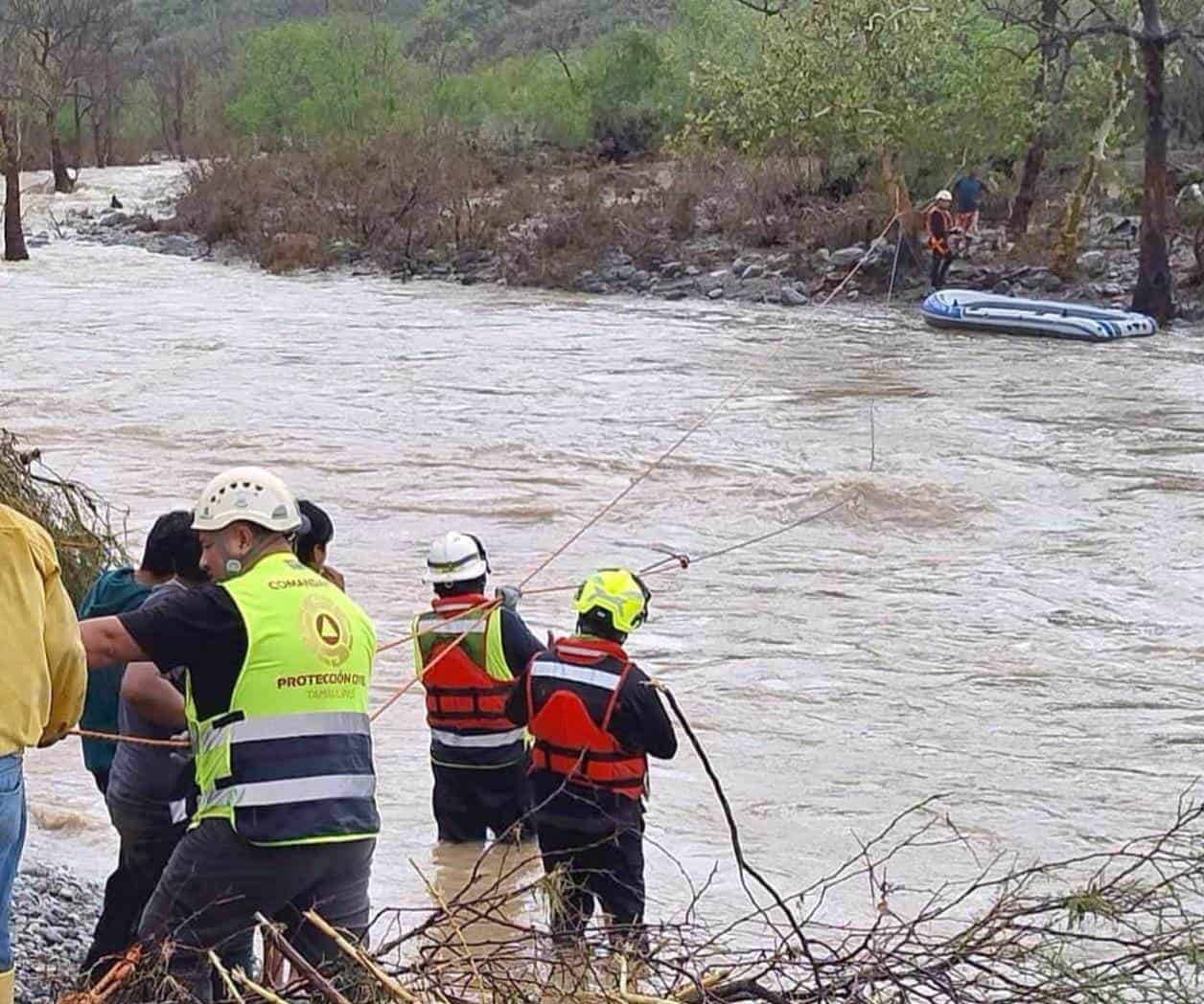 Rescatan a cuatro personas atrapadas por creciente del río Chihue en Jaumave