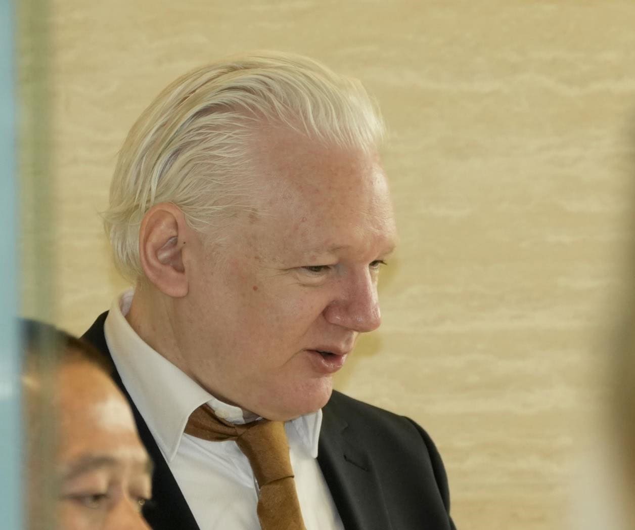 Assange se declara culpable al garantizarle su libertad